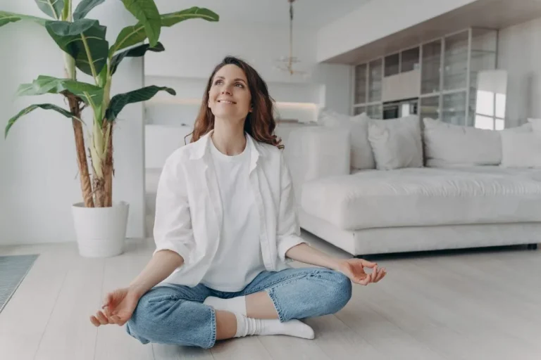 אשה עושה מדיטציה. אורח חיים בריא עוזר לרדת במשקל בלי ספורט